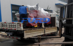 福瑞得機械座駕壓路機，路面開槽機成功裝車及時發(fā)貨