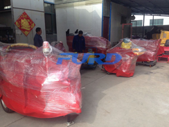 福瑞得機械座駕壓路機、大容量灌縫機，小型灌縫機包裝完畢準備發(fā)貨