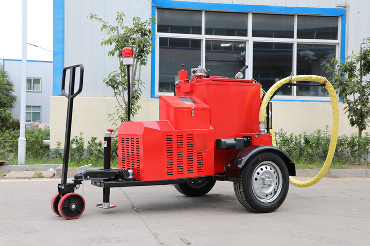 雨季未結(jié)束前，灌縫都是公路養(yǎng)護(hù)的主要工作