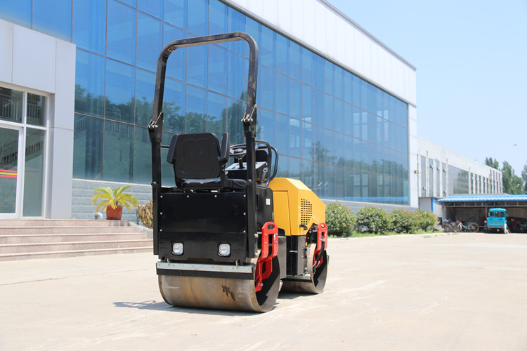 小型振動壓路機，只使用不保養(yǎng)也是萬萬行不通的